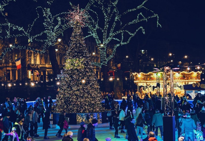 people_near_Christmas_tree_at_night
